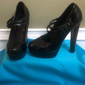 Shiny black pumps